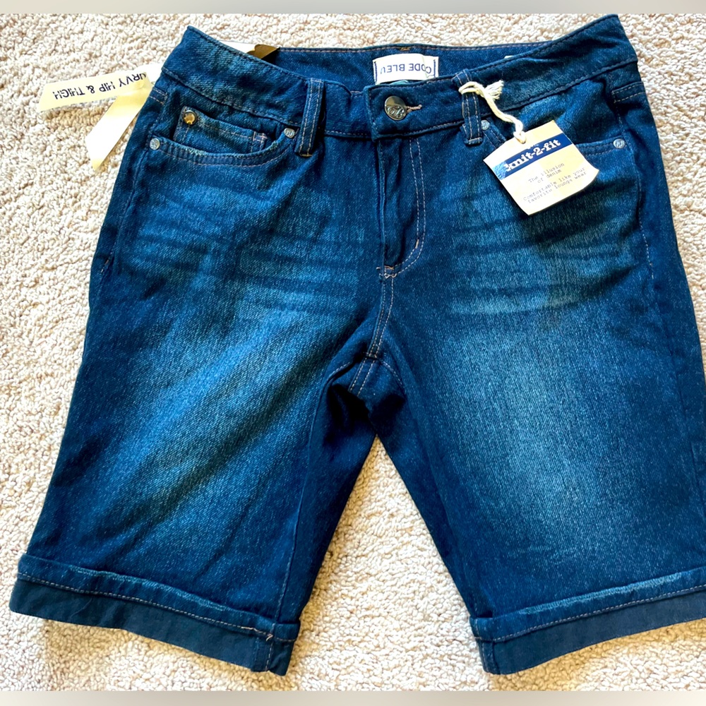 CODE BLEU soleil mid rise curvy hip & thigh size 4/26 denim Bermuda stretchy